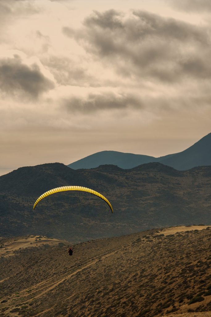Parapente en las dunas al atardecer