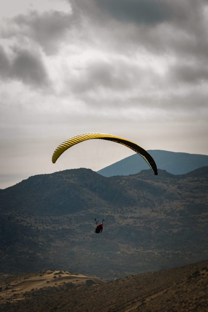Parapente entre cerros y nubes