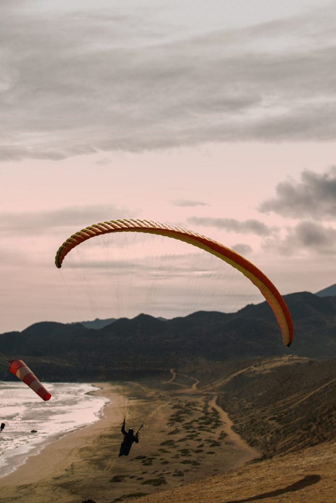 Vuelo en parapente sobre la playa de Caleta Los Hornos