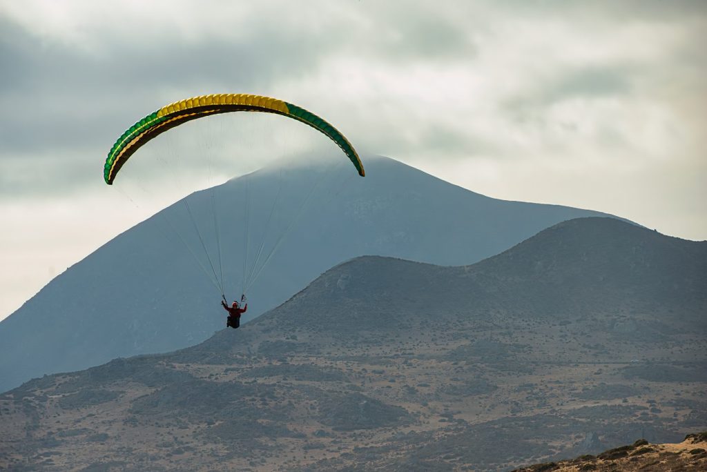 Parapente biplaza volando sobre los cerros de La Higuera