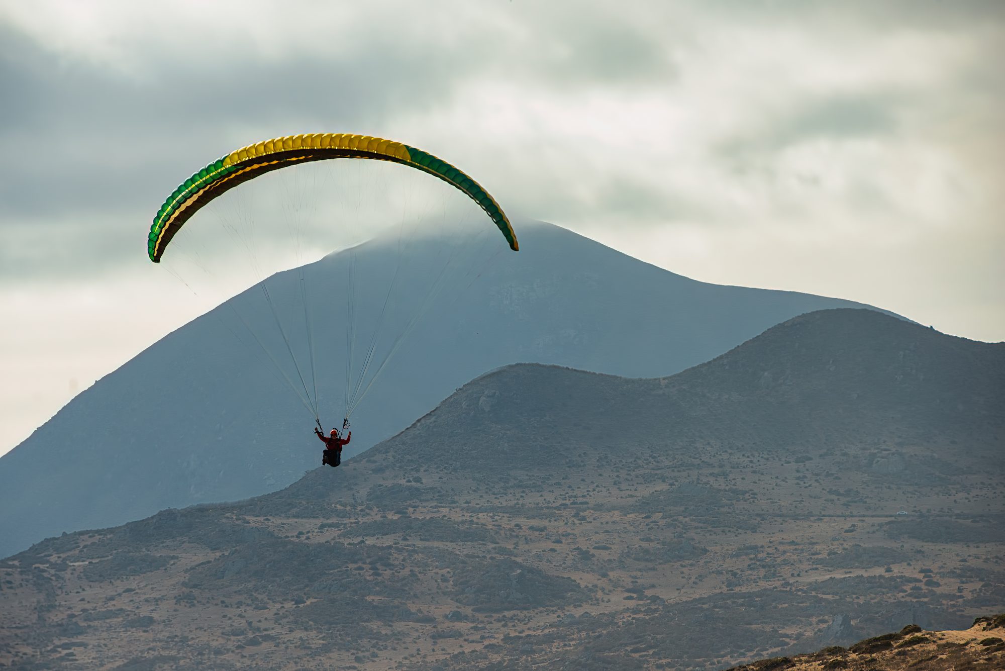 Parapente biplaza volando sobre los cerros de La Higuera