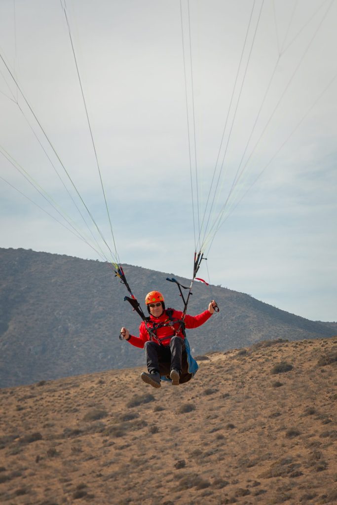 Pasajero aterrizando en parapente biplaza