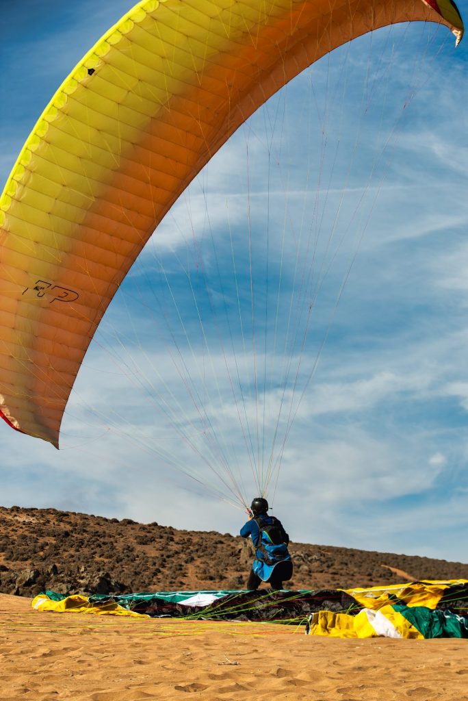 Vela de parapente vista desde abajo