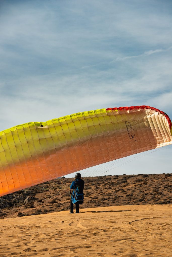 Alumno de parapente controlando la vela en tierra