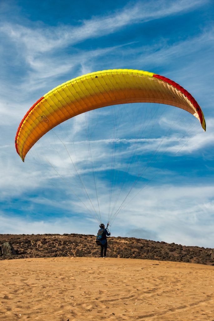 Parapente contra el cielo azul